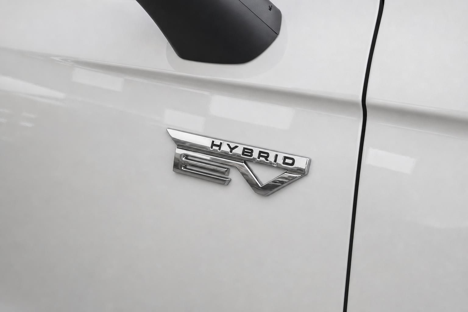Mitsubishi Colt Hybrid EV Emblem Seitenverkleidung weiß Nahaufnahme