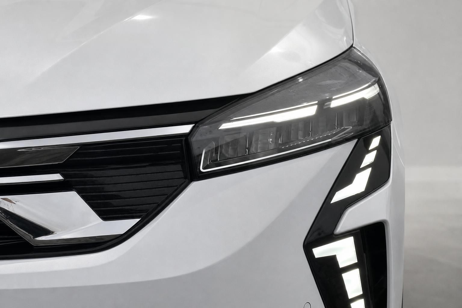 Mitsubishi Colt Nahaufnahme LED-Scheinwerfer und Kühlergrill weiß