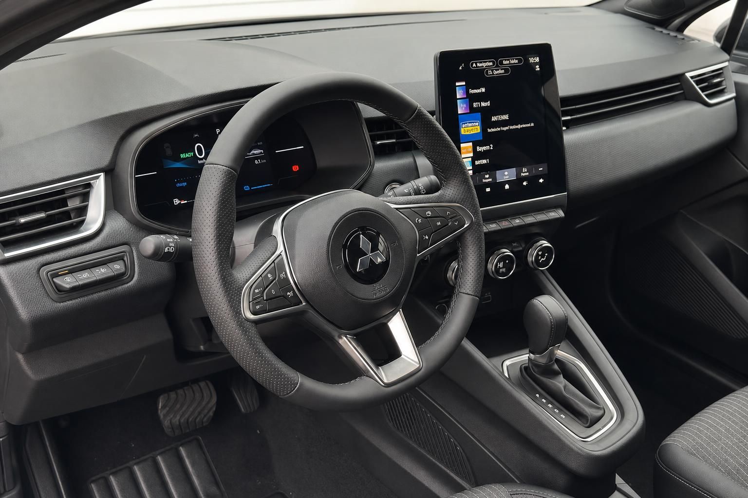 Mitsubishi Colt Innenraum Cockpit Lenkrad Touchscreen Infotainment schwarz
