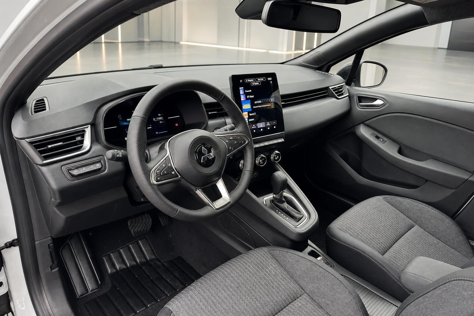 Mitsubishi Colt Innenraum Fahrersitz Lenkrad Automatikgetriebe Touchscreen