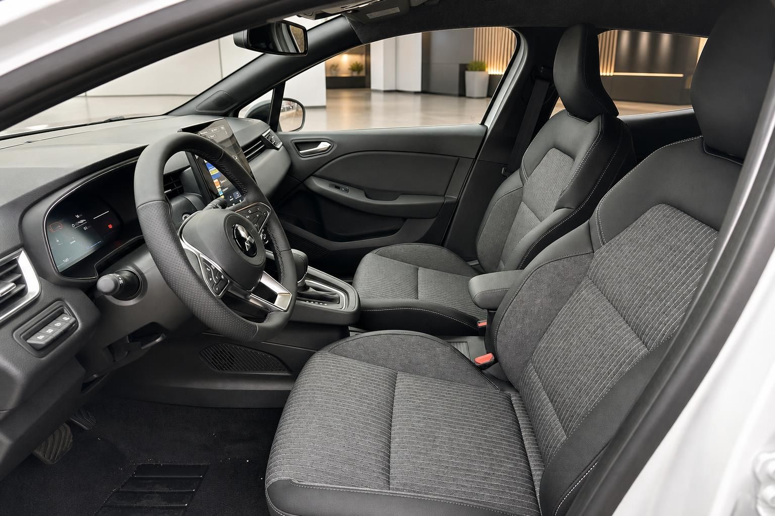 Mitsubishi Colt Innenraum Vordersitze Lenkrad Infotainment grau Stoff