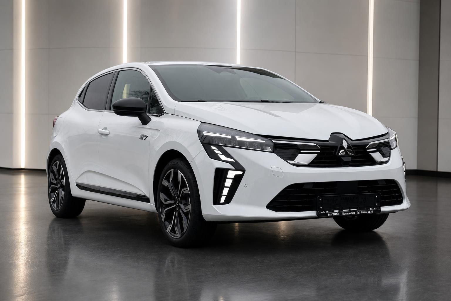 Renault Clio E-Tech weiss Frontansicht schraeg im Studio mit Lichteffekten