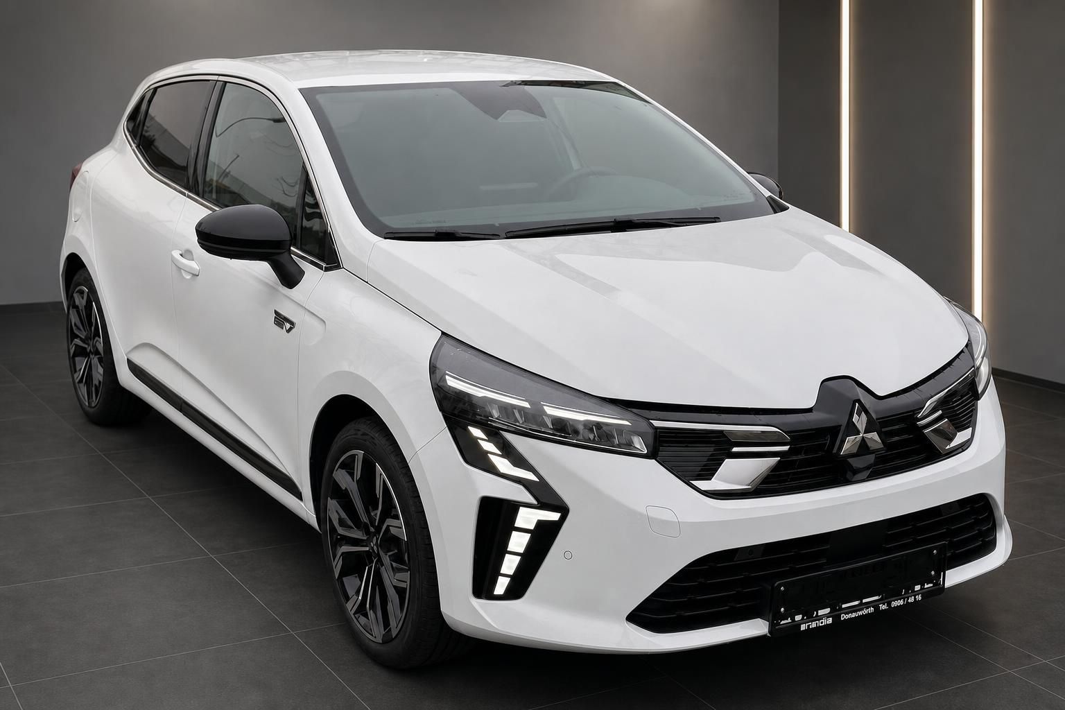 Renault Clio E-Tech weiss Frontansicht schraeg links im Autohaus Donauwörth