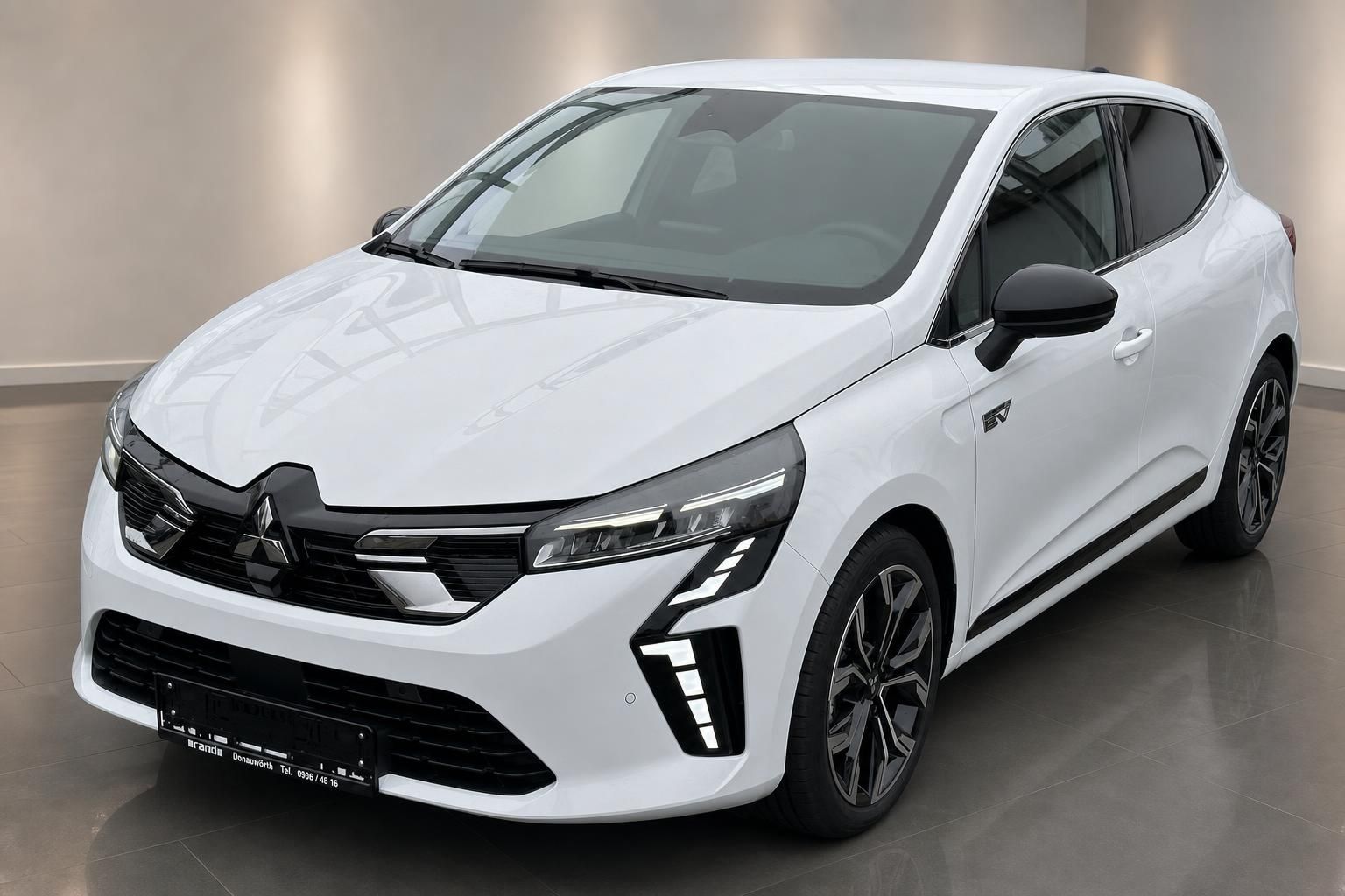 Renault Clio E-Tech weiss Dreiviertelansicht vorne rechts im Autohaus