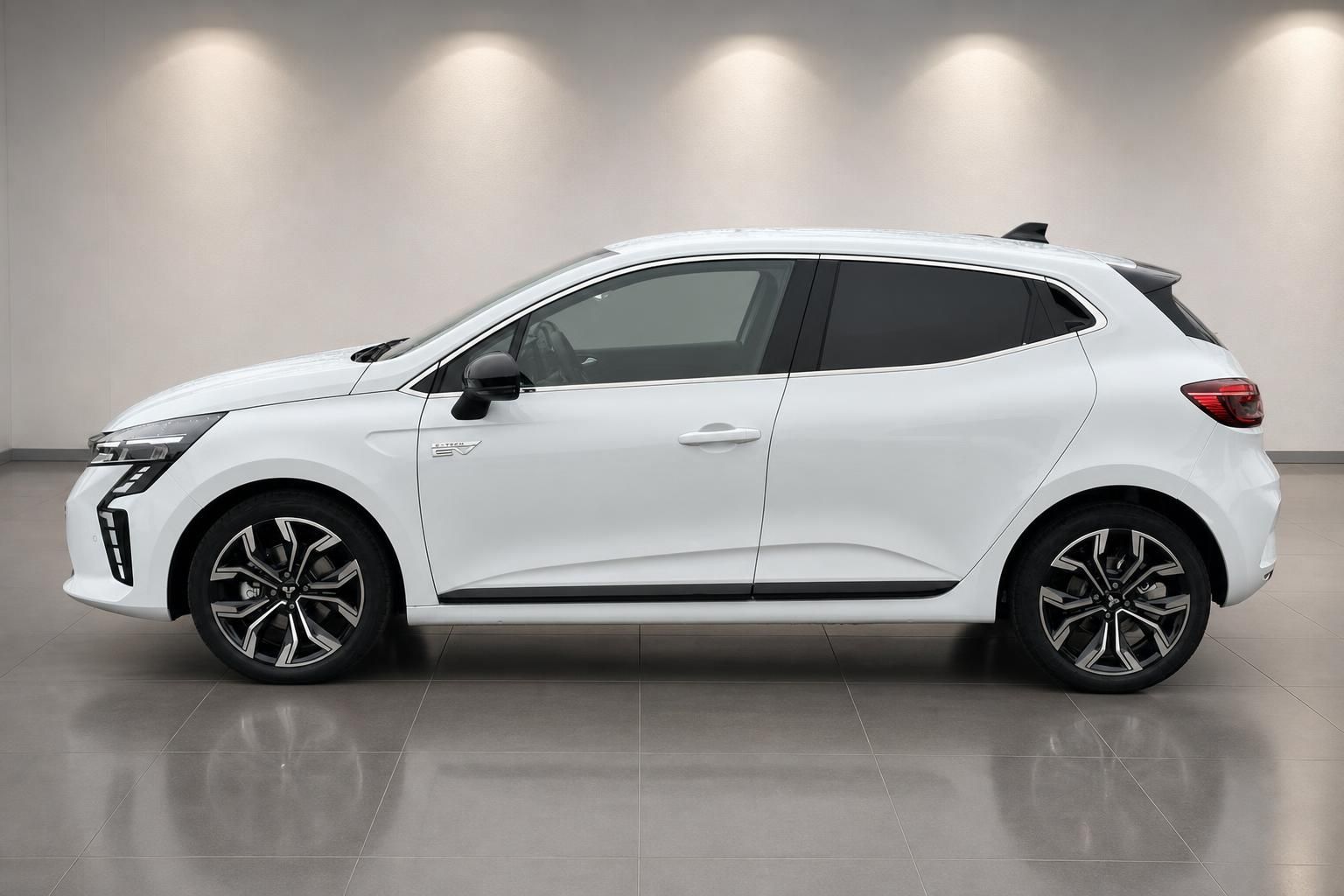 Renault Clio E-Tech Elektro weiss Seitenansicht im Showroom