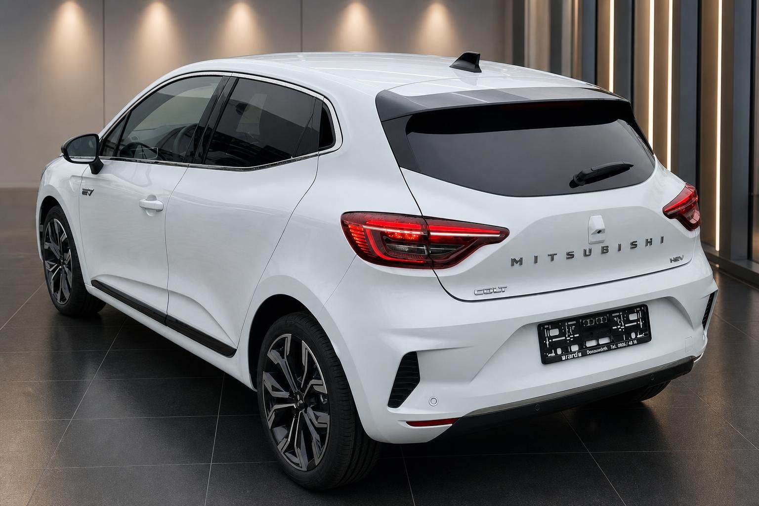 Mitsubishi Colt HEV weiss Heck-Seitenansicht rechts – 5-tuerer Hybrid Kleinwagen