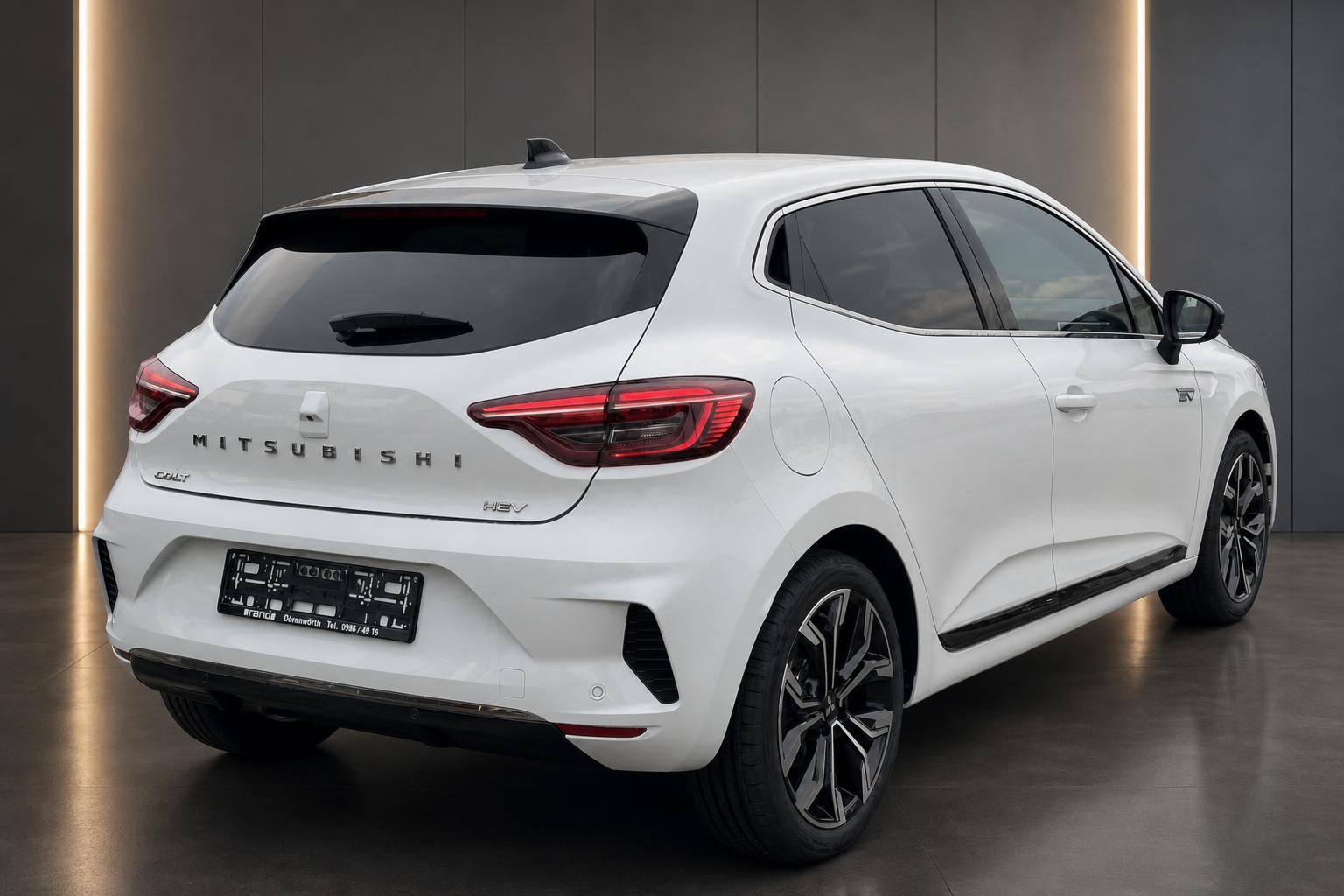 Mitsubishi Colt HEV weiss Heck-Seitenansicht links – Kompaktwagen Hybrid im Showroom