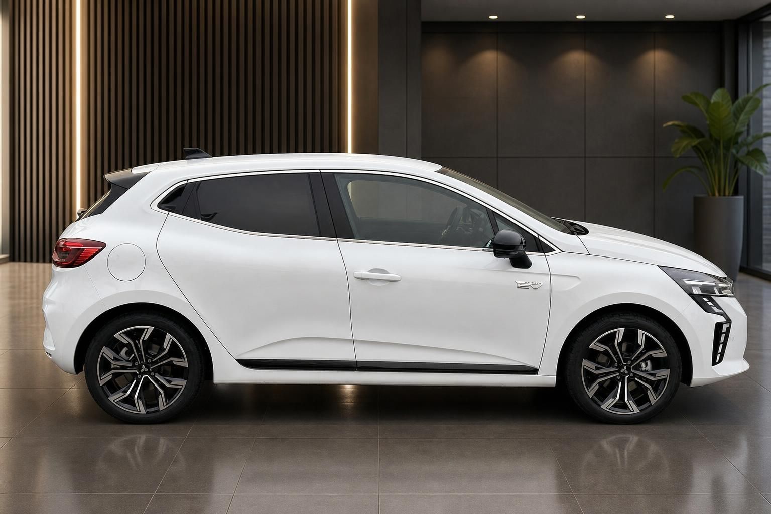Mitsubishi Colt HEV weiss Seitenansicht – Kompakter Hybridwagen mit Alufelgen im Autohaus