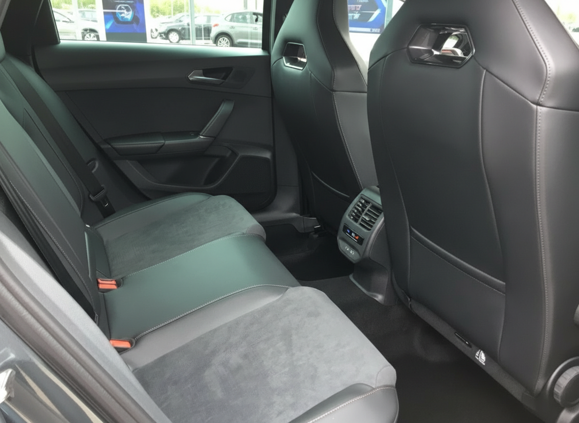 Fahrzeuginnenraum Rücksitzbank mit schwarzem Leder und Alcantara, Klimaanlage hinten