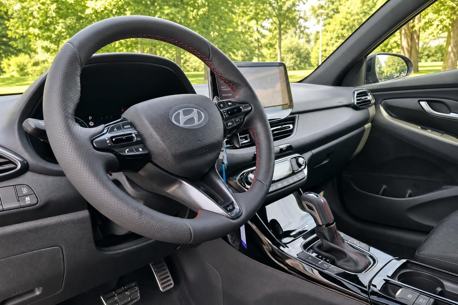 Hyundai i30 Cockpit - Innenraum mit Multifunktionslenkrad und Touchscreen-Display