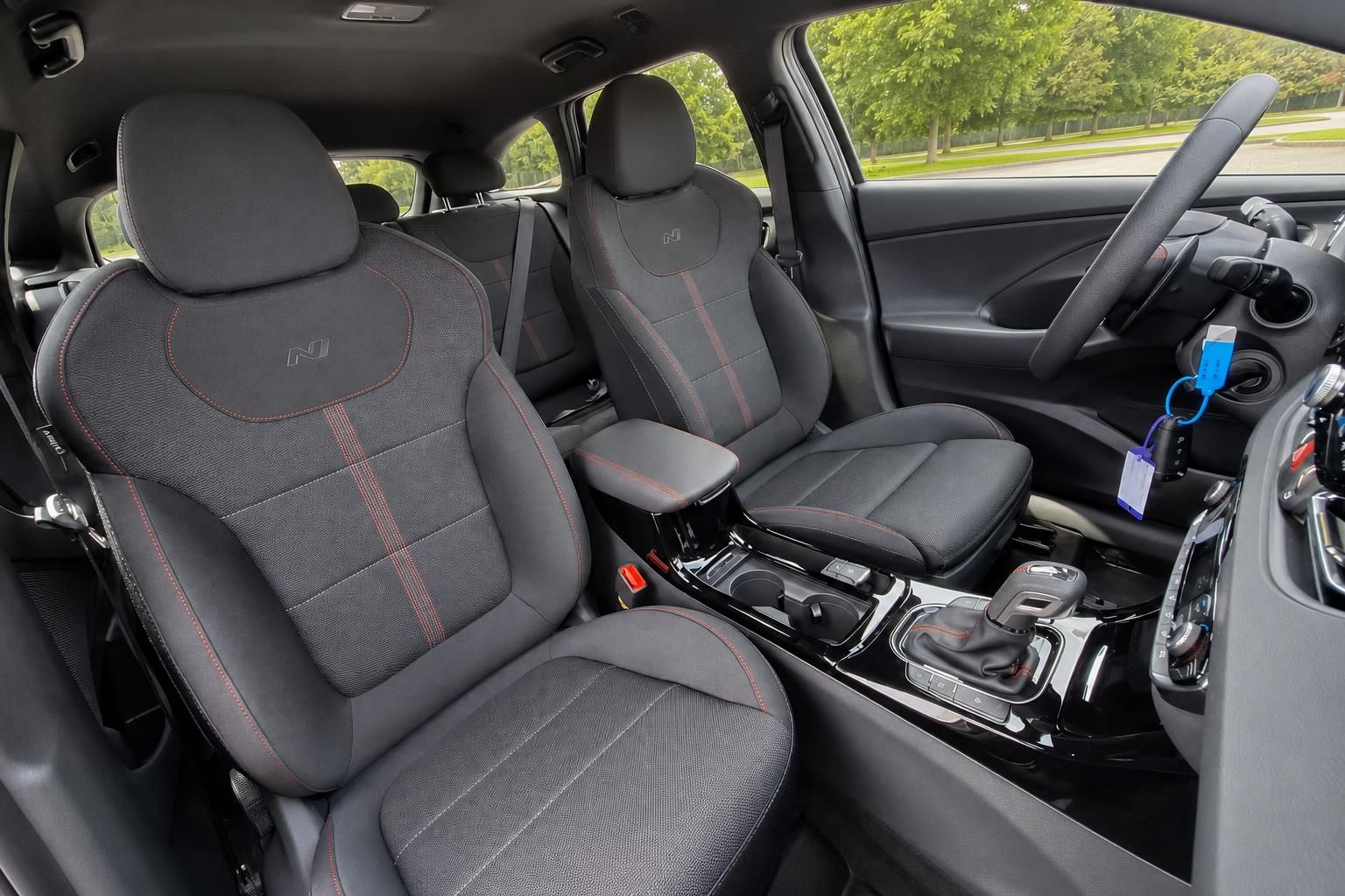 Hyundai Frontsitze mit roter Kontrastnaht und Sportausstattung im dunklen Interieur