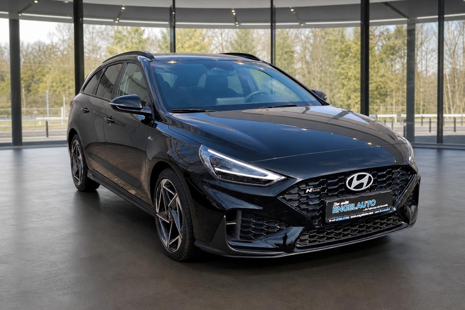 Hyundai N Line Kombi in schwarzem Metallic-Lack, Seitenansicht im Autohaus
