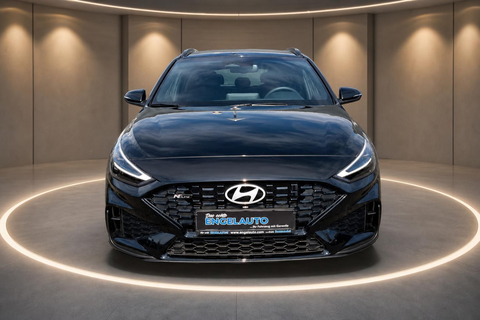 Hyundai Frontansicht in dunkelblauem Metallic-Lack im modernen Showroom