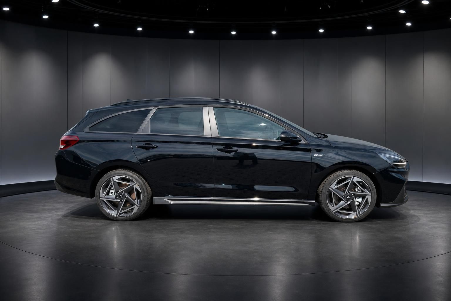 Hyundai i30 N Line Kombi schwarz - Seitenansicht mit N-Abzeichen und Sportfelgen