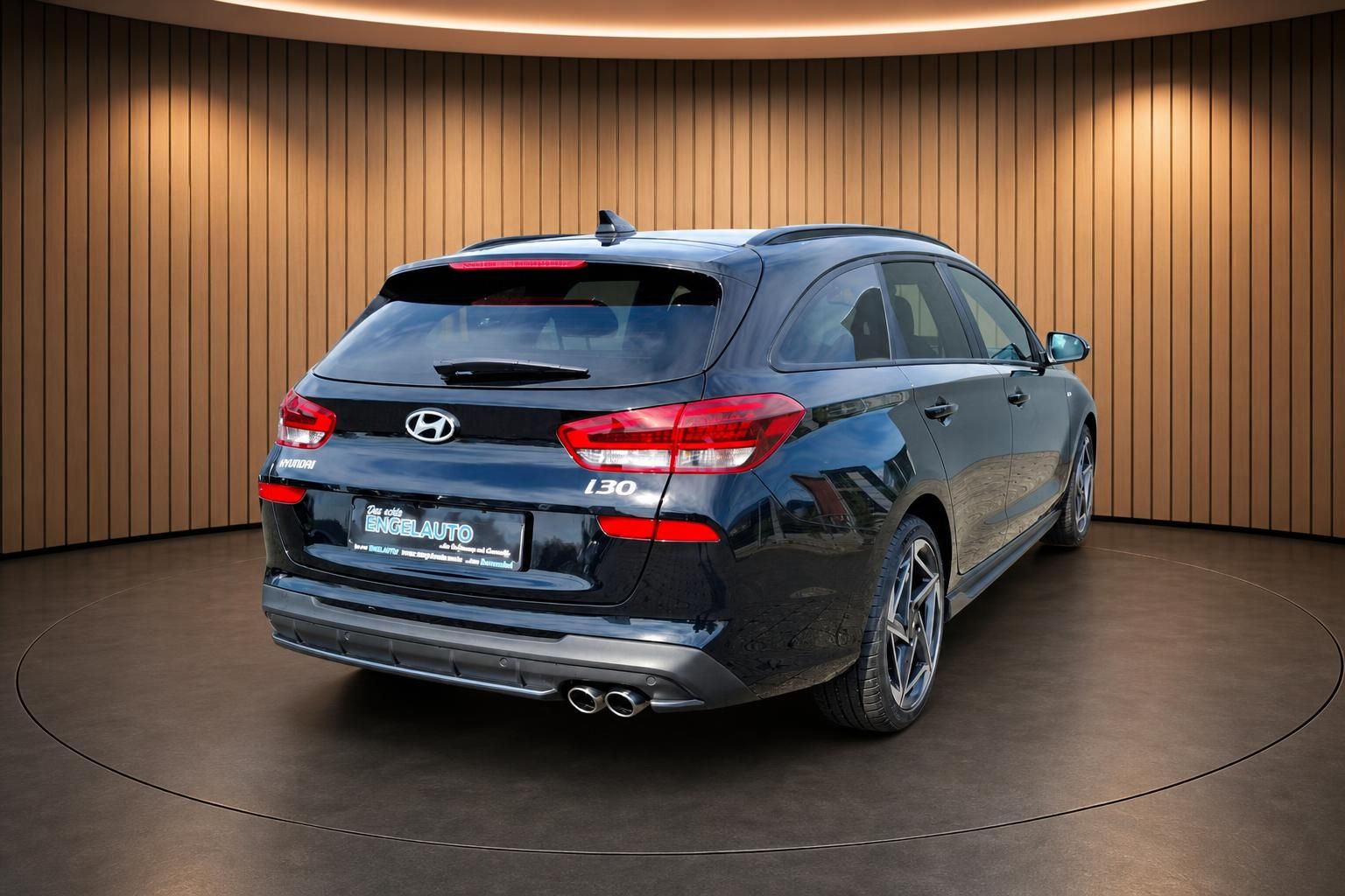 Hyundai i30 Kombi Heckansicht in dunkelblauem Metallic-Lack im Showroom