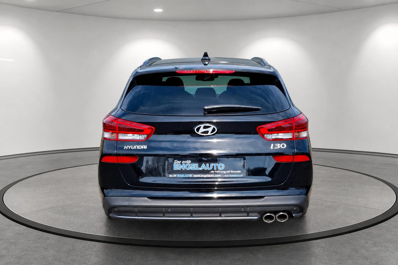 Hyundai i30 Kombi Heckansicht in dunkelblauem Metallic-Lack auf weißem Hintergrund