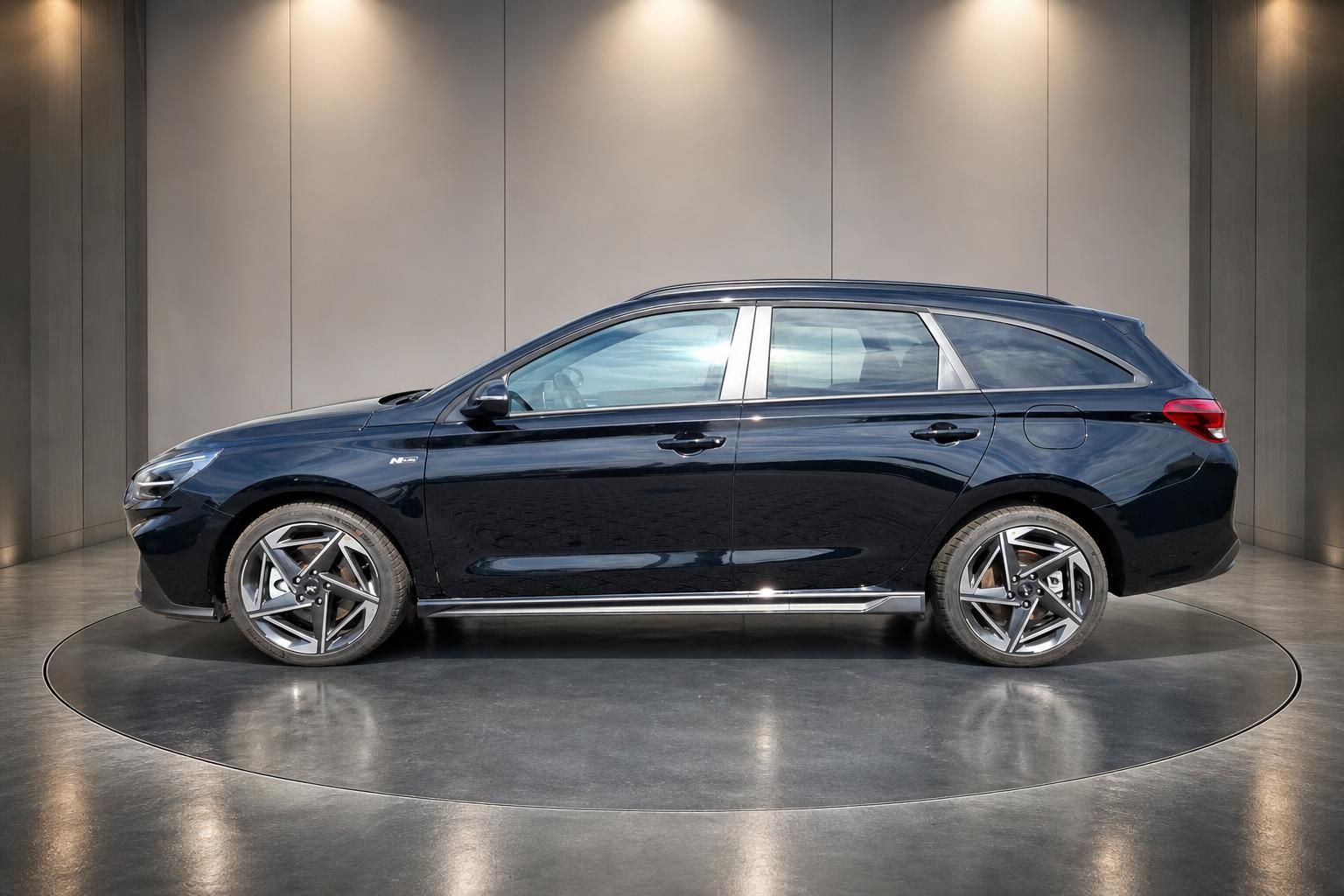 Hyundai i30 N Line Kombi schwarz - Seitenprofil mit Alufelgen auf Drehteller
