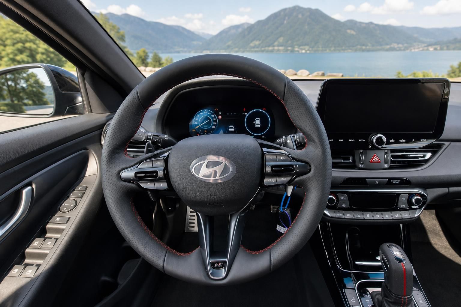 Hyundai Innenraum mit Lenkrad, Armaturenbrett und Touchscreen vor Berglandschaft