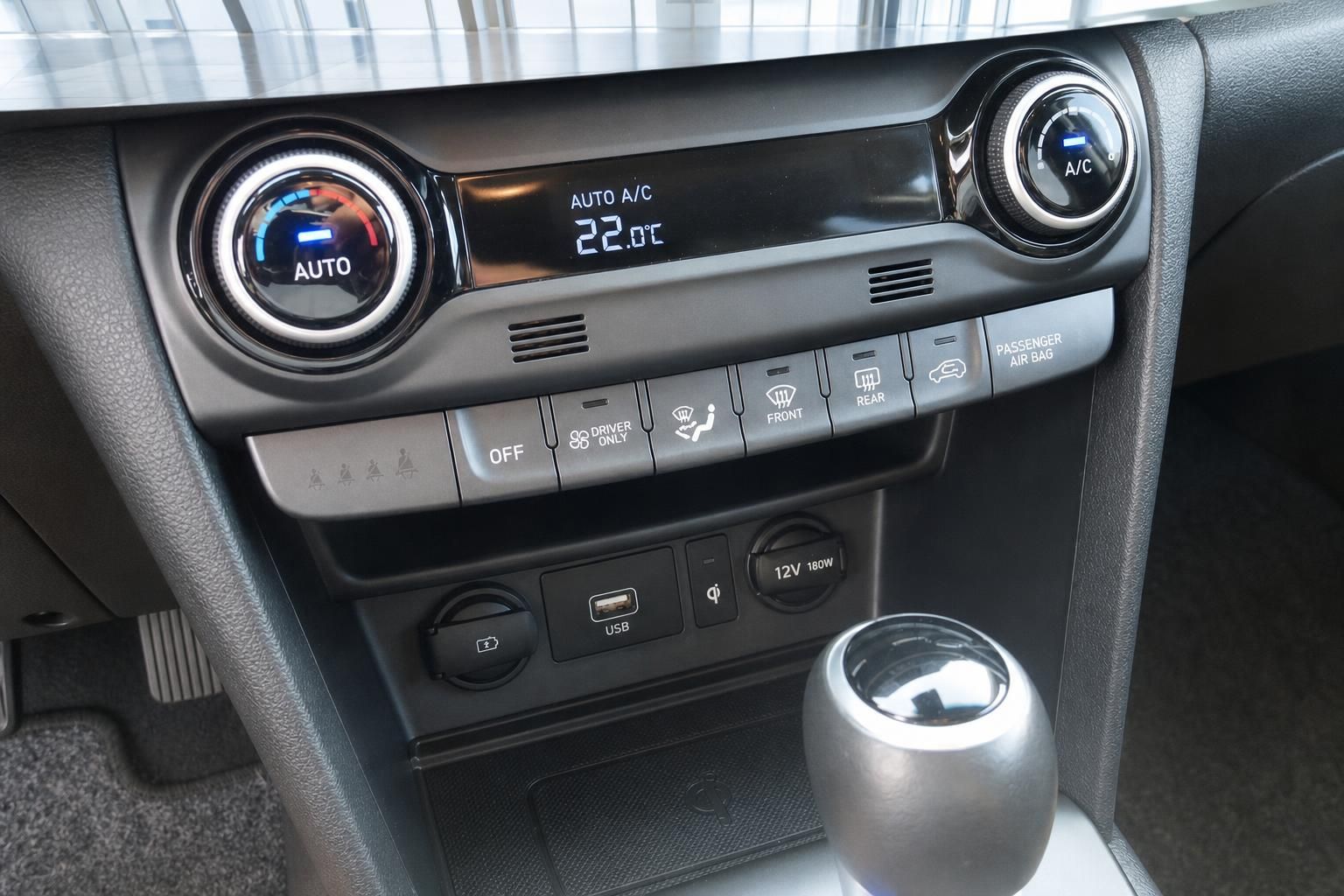 Fahrzeug Innenraum Mittelkonsole mit Auto-Klimaanlage, USB-Anschluss, Wireless Charging und Schaltknauf