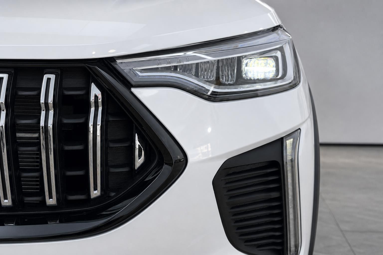 Weißes SUV Detailaufnahme LED-Scheinwerfer und Kühlergrill Frontpartie im Autohaus
