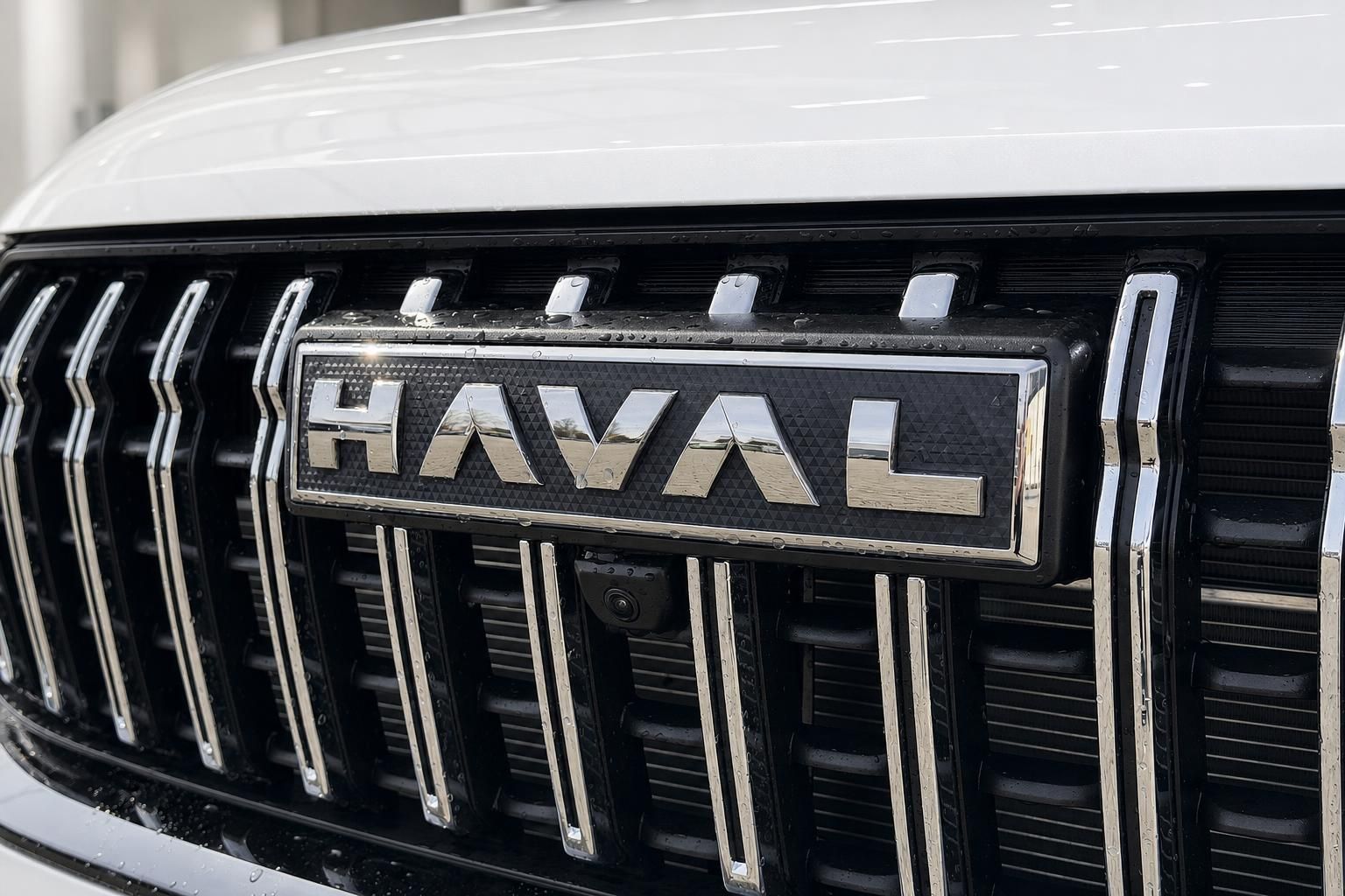 Haval SUV Kühlergrill Nahaufnahme mit Markenemblem und Frontparkkamera