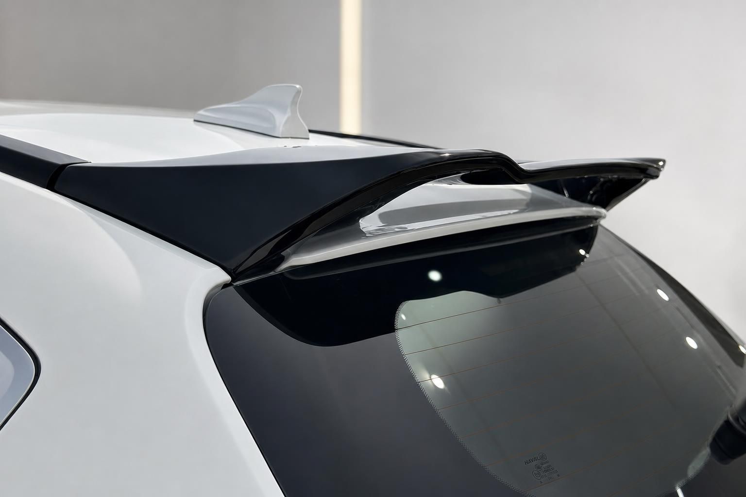 Haval SUV Heckdachspoiler und Haifischflossenantenne Detailaufnahme weißes Fahrzeug