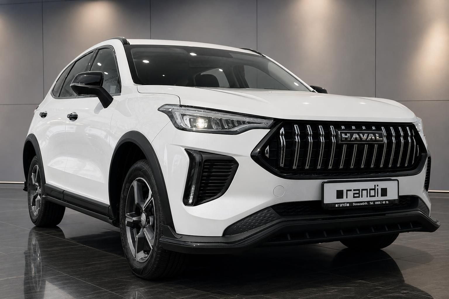 Haval SUV weiss Frontansicht schräg links im Autohaus – modernes Design mit schwarzem Kühlergrill