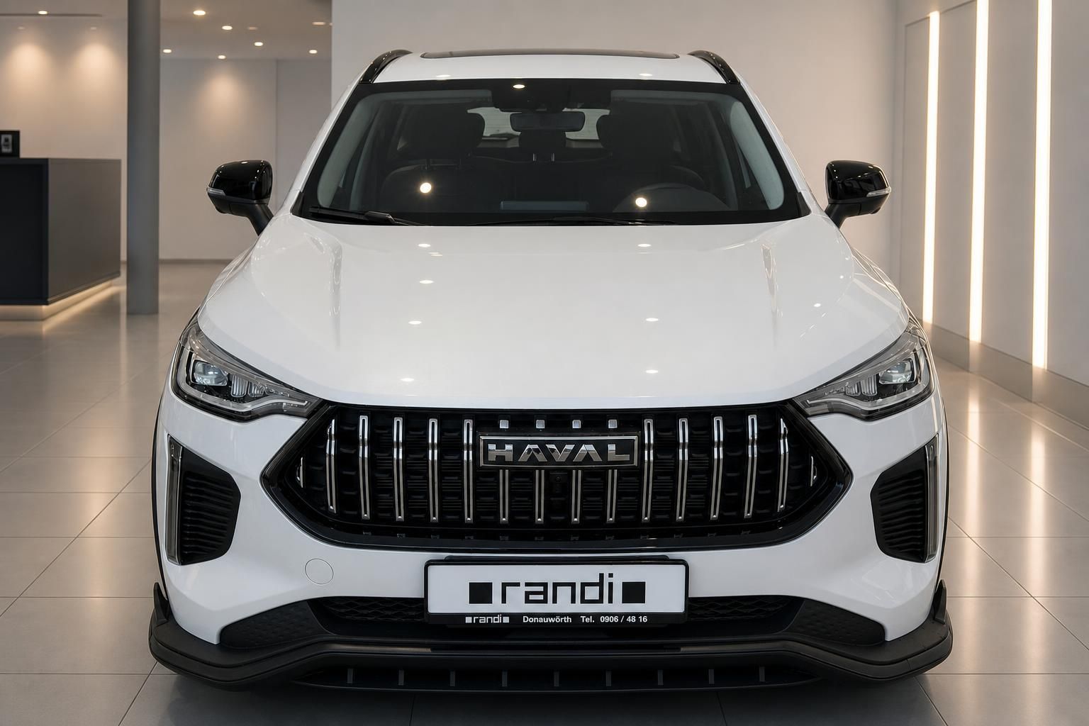 Haval SUV weiss direkte Frontansicht im Autohaus – auffälliger vertikaler Kühlergrill mit HAVAL-Schriftzug