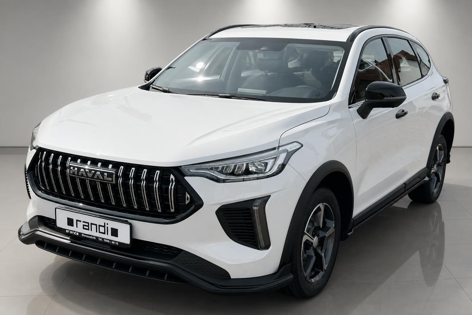 Haval SUV weiss Frontansicht schräg rechts im Showroom – Gebrauchtwagen kaufen beim Händler Randi