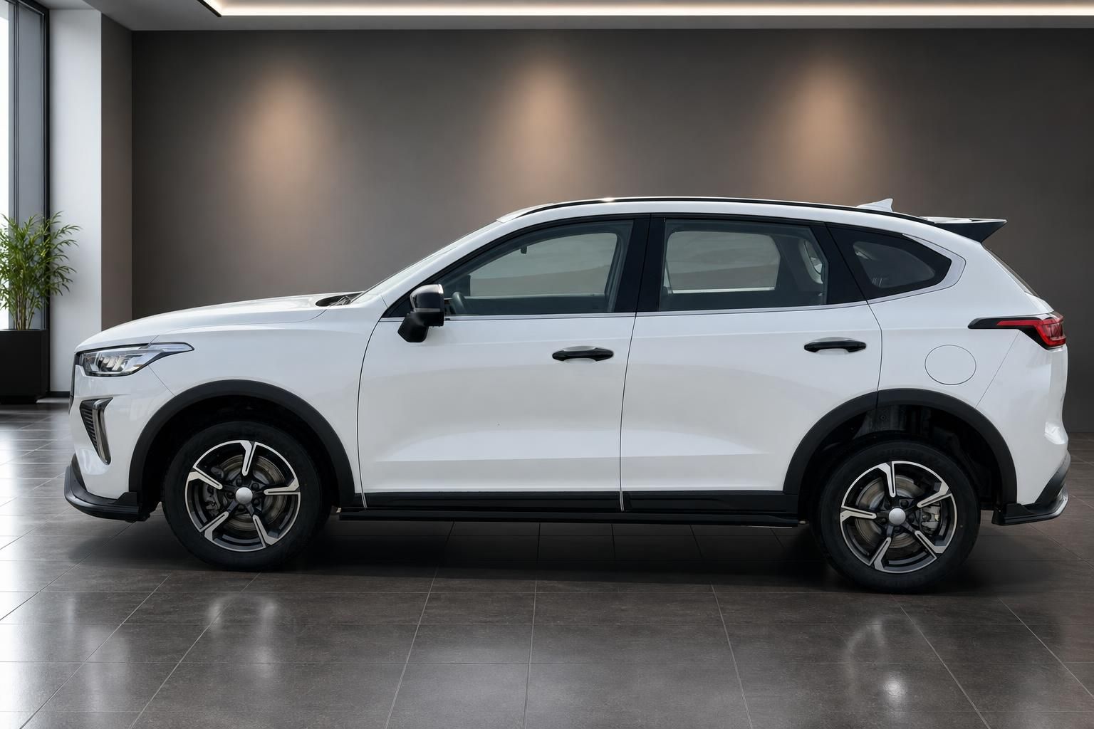 Haval SUV weiss Seitenansicht im Showroom – 5-türiger Kompakt-SUV mit Alufelgen