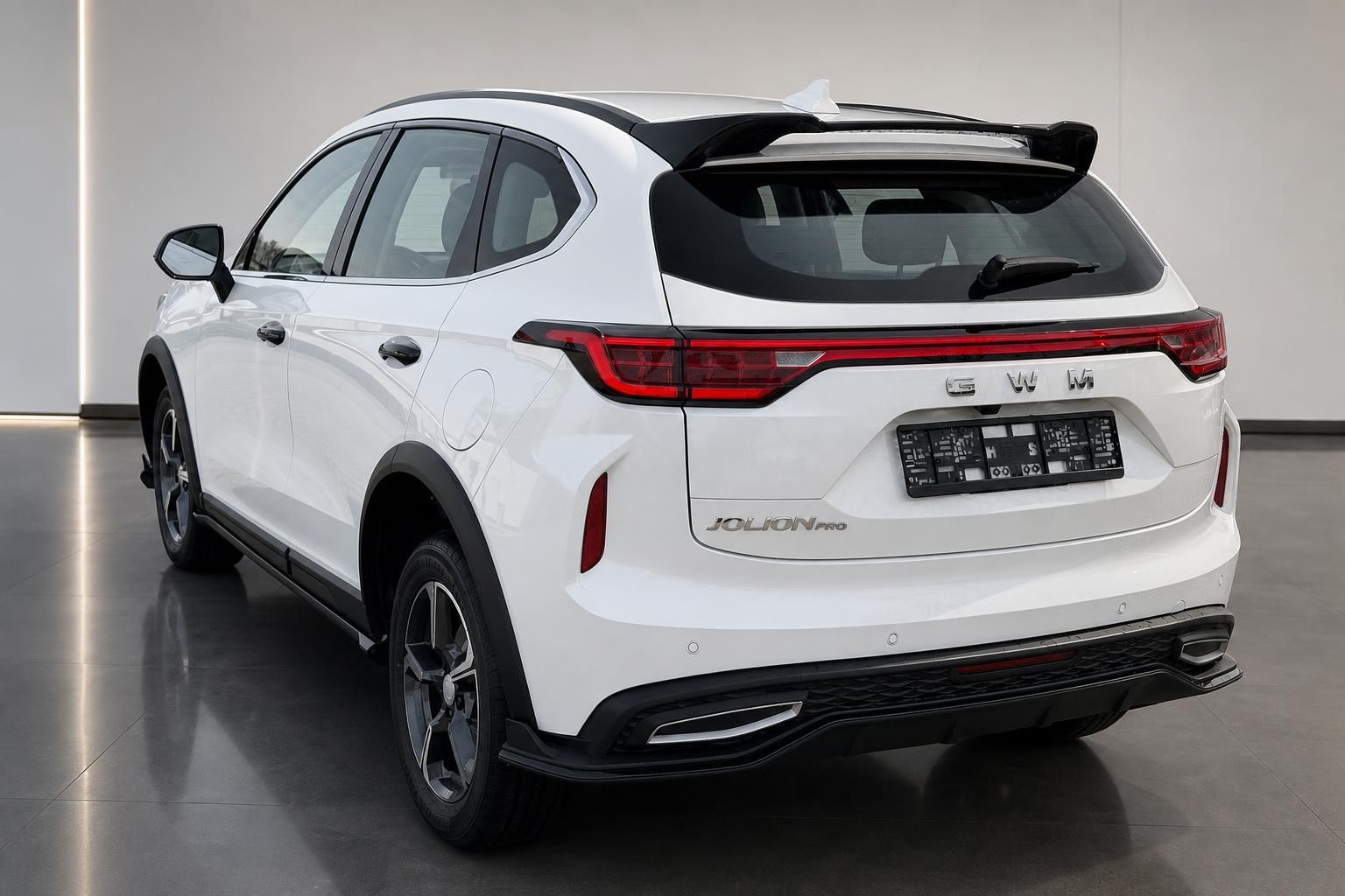 GWM Jolion Pro weiss Heckansicht schraeg – SUV mit LED-Rueckleuchten und Diffusor