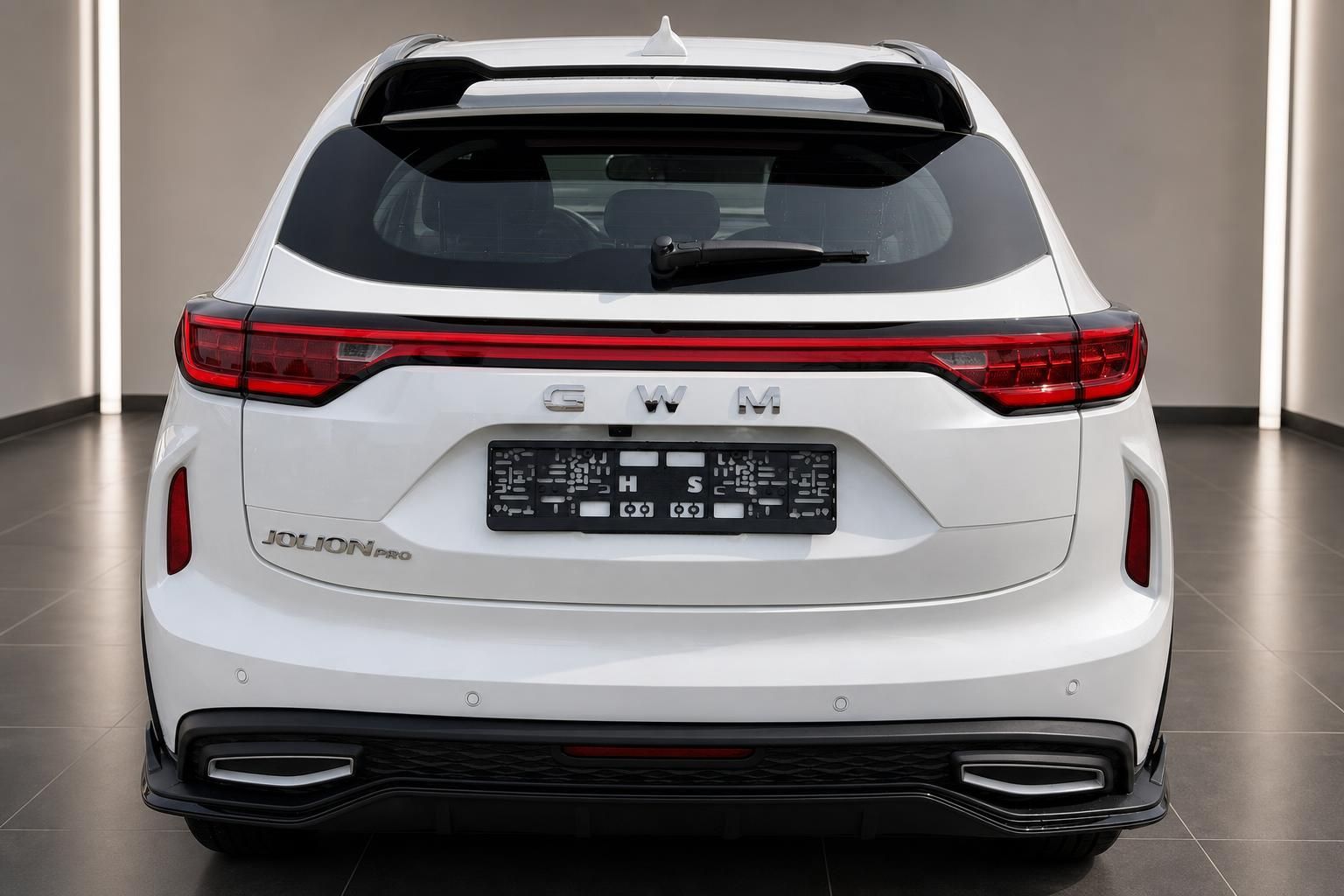 GWM Jolion Pro weiss Heckansicht – LED-Rueckleuchten und Spoiler im Showroom