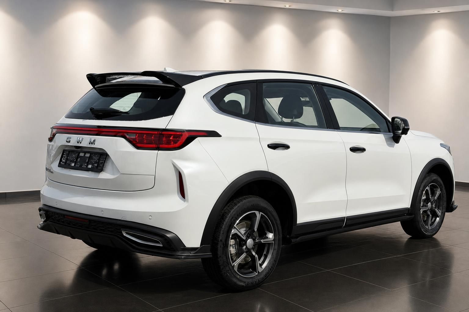 GWM Jolion Pro weisser SUV Heck-Seitenansicht mit Alufelgen im Autohaus