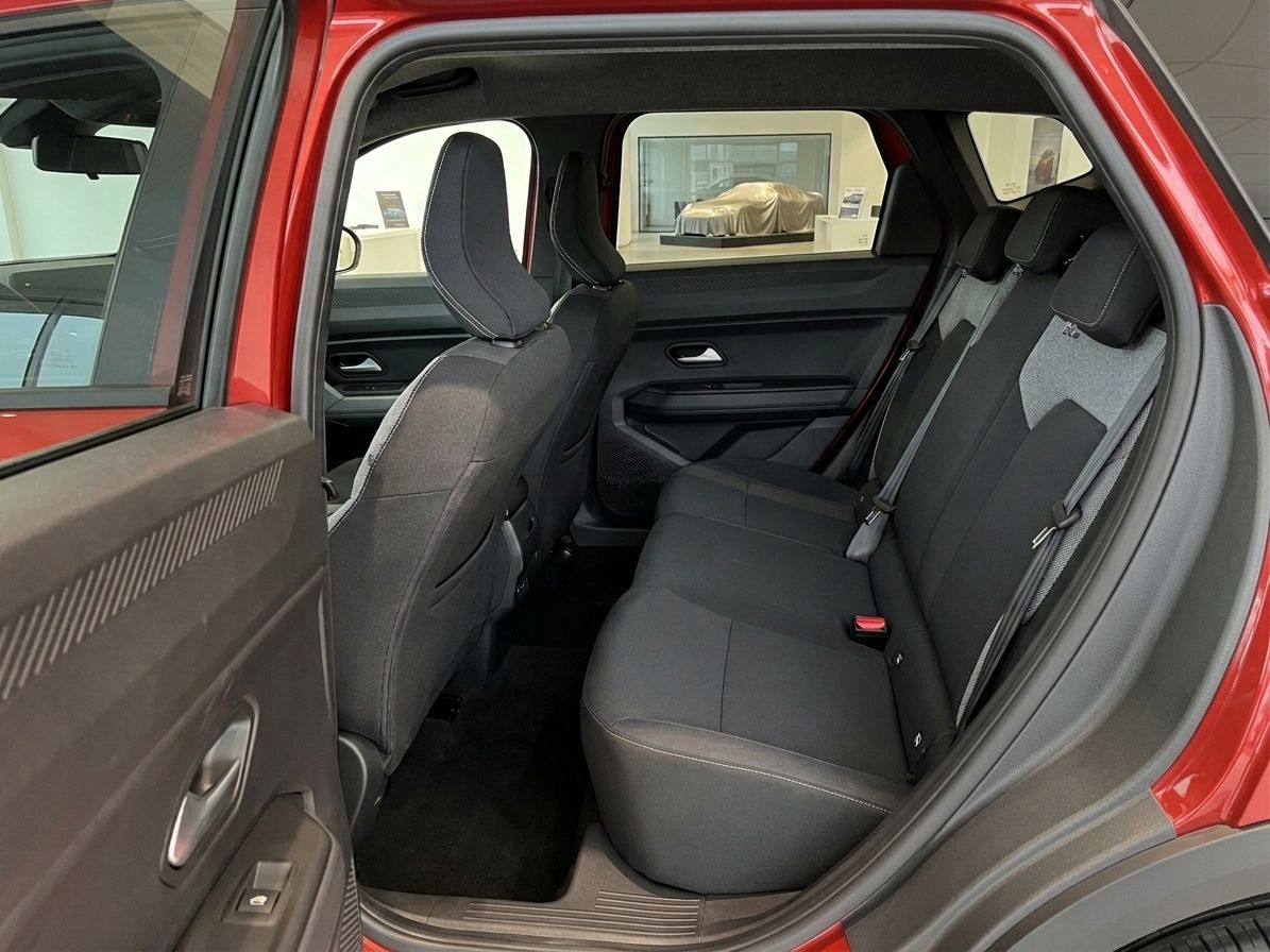 Rücksitzbank eines PKW mit dunkler Polsterung und Sicherheitsgurten im Fond