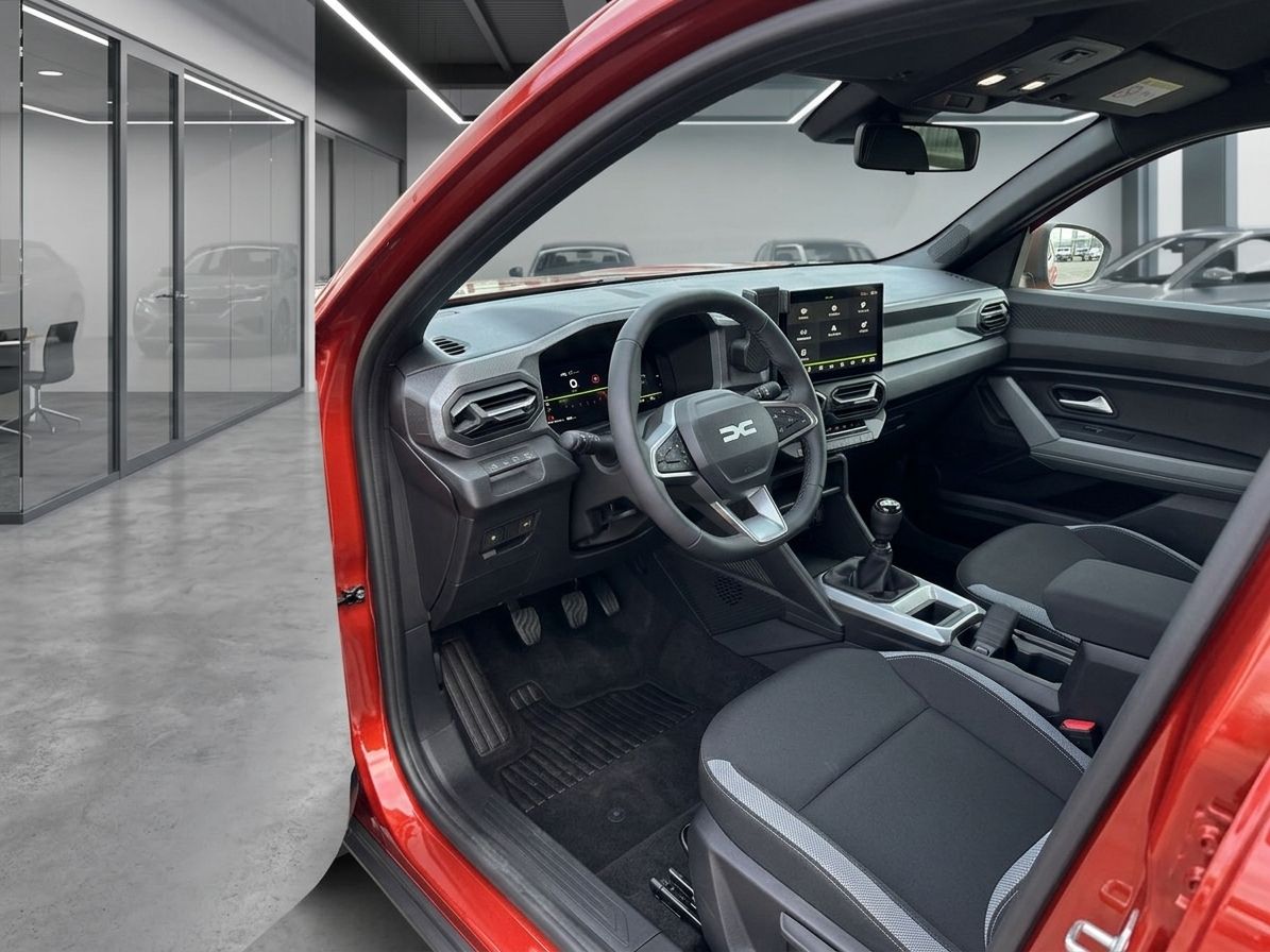 Dacia Innenraum mit Lenkrad, Cockpit und schwarzen Sitzen