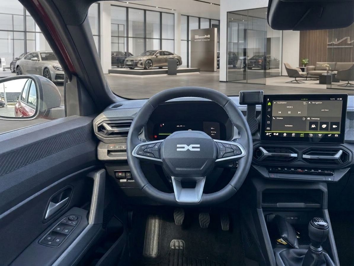 Fahrzeug-Cockpit mit digitalem Display, Lenkrad und Bedienungselementen im Autohaus-Showroom