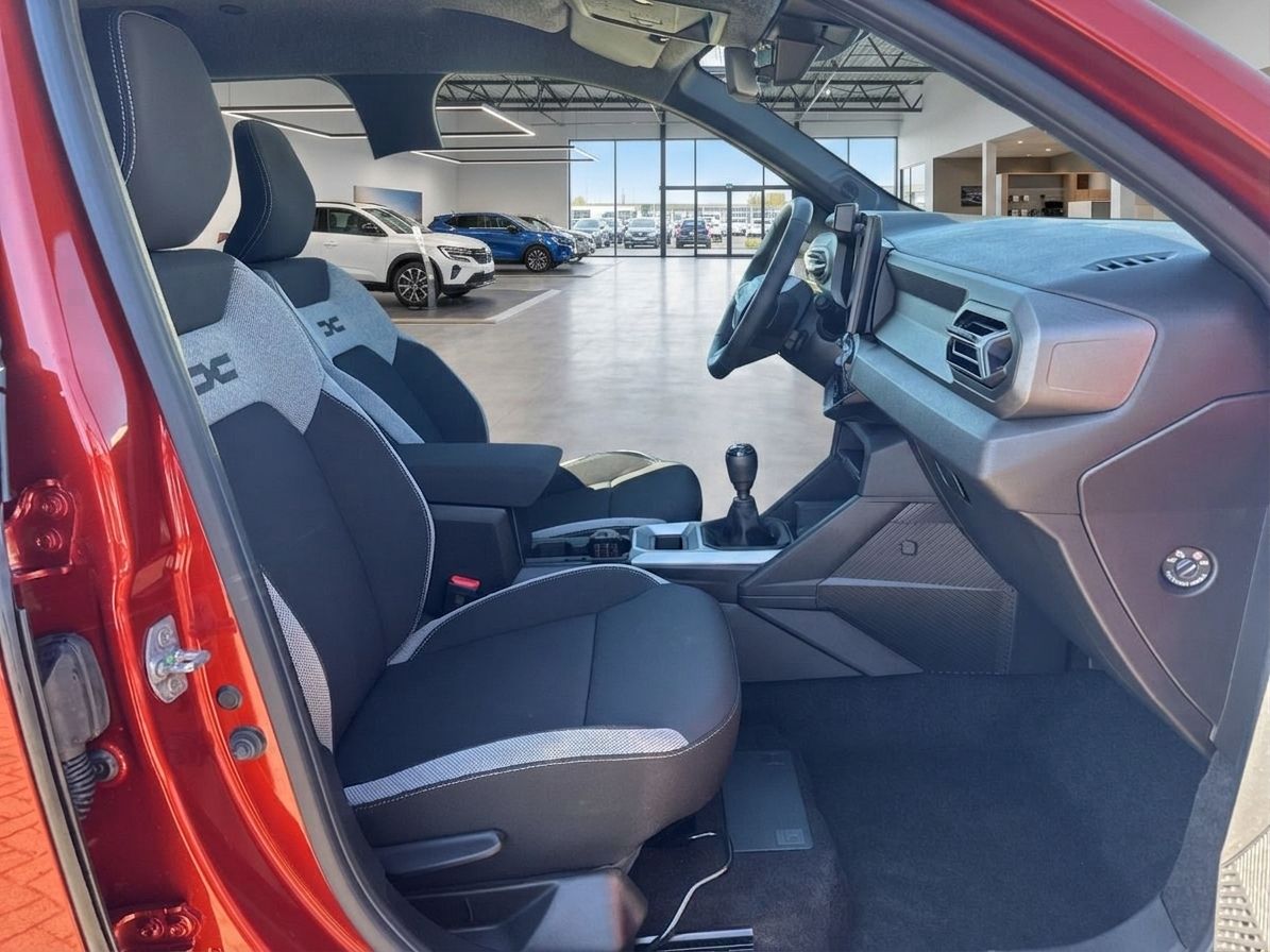PKW-Innenraum mit Fahrersitz, Armaturenbrett und Blick in den Autohaus-Showroom