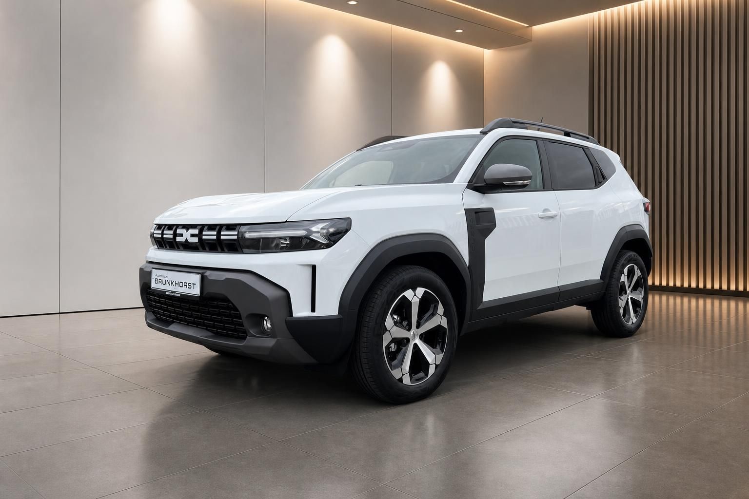 Dacia Duster weiß Seitenansicht im modernen Autohaus Showroom mit Dachträger
