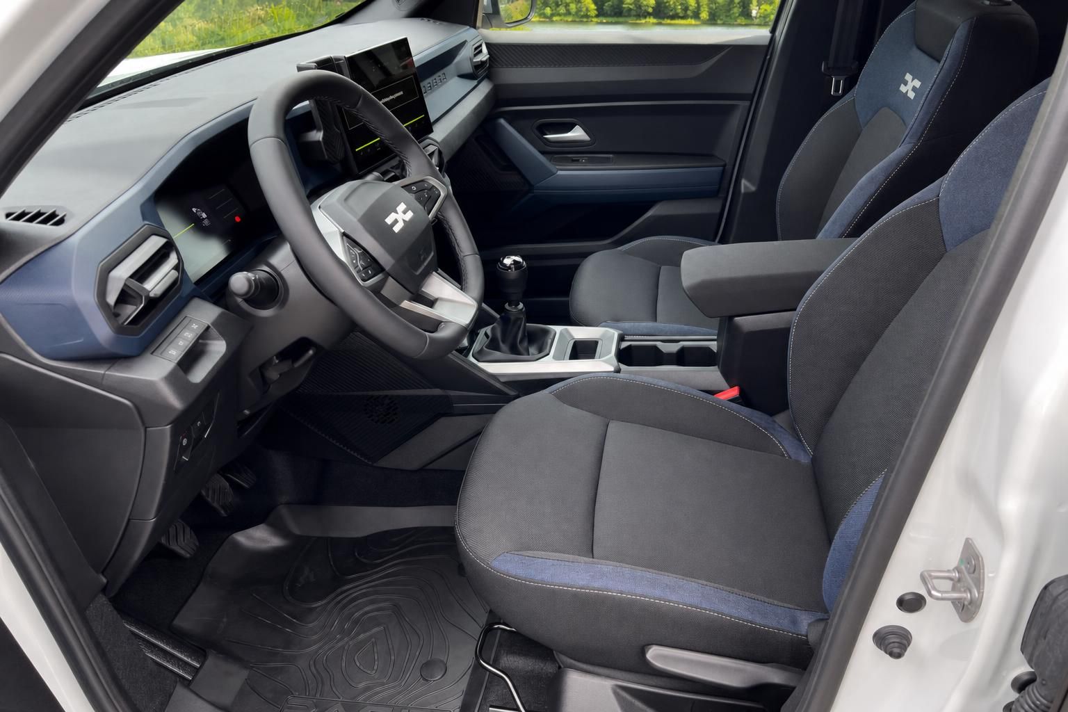 Dacia Duster Innenraum vorne mit Lenkrad, Schaltknauf und grauen Sitzen