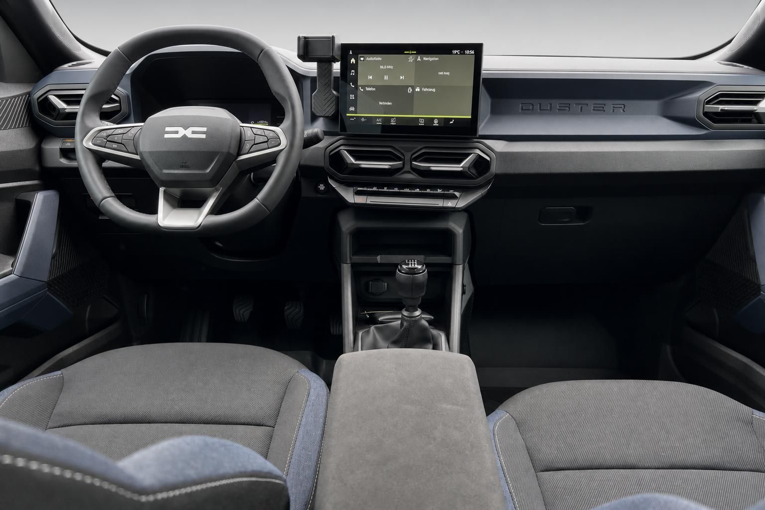 Dacia Duster Armaturenbrett mit Touchscreen, Lenkrad und Mittelkonsole Innenansicht