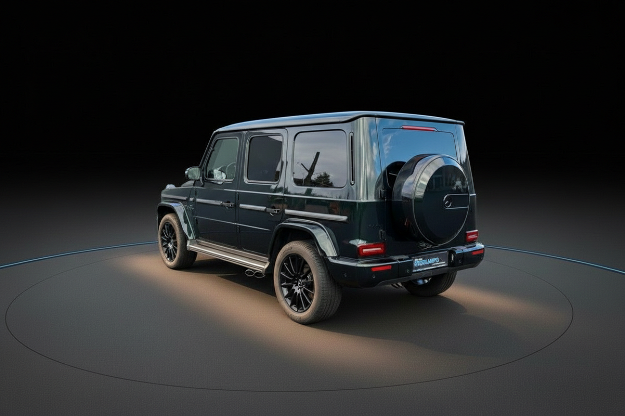 Mercedes-Benz G-Klasse SUV in Dunkelgrün, Heckansicht mit Reserverad, schwarze AMG-Felgen
