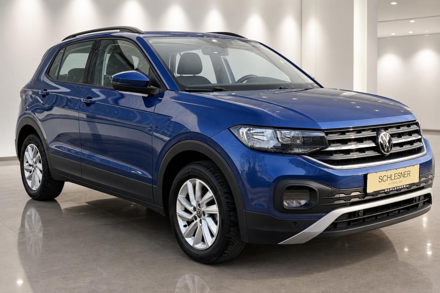 Volkswagen T-Cross blau Seitenansicht vorne beim Haendler