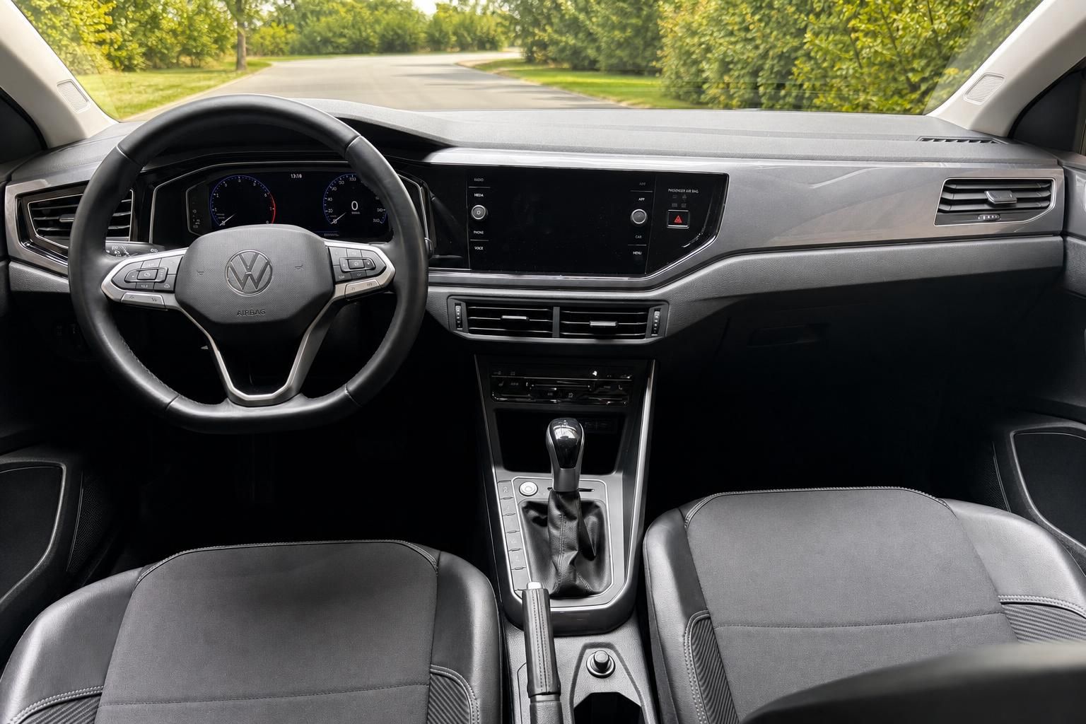 VW Cockpit mit Lenkrad, Digitaltacho und Blick auf Landstrasse