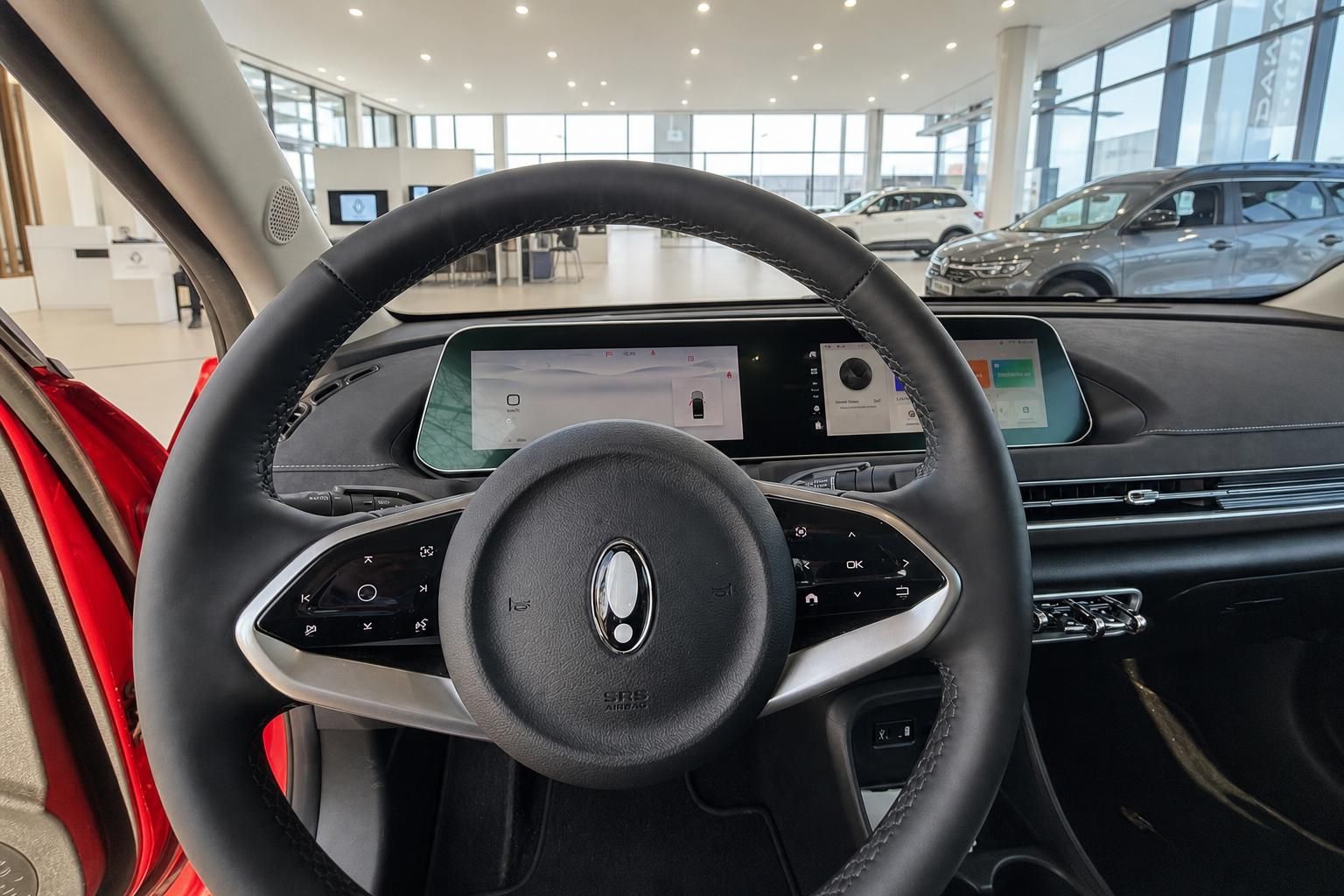 Modernes Cockpit mit digitalem Display und Multifunktionslenkrad im ORA Elektrofahrzeug