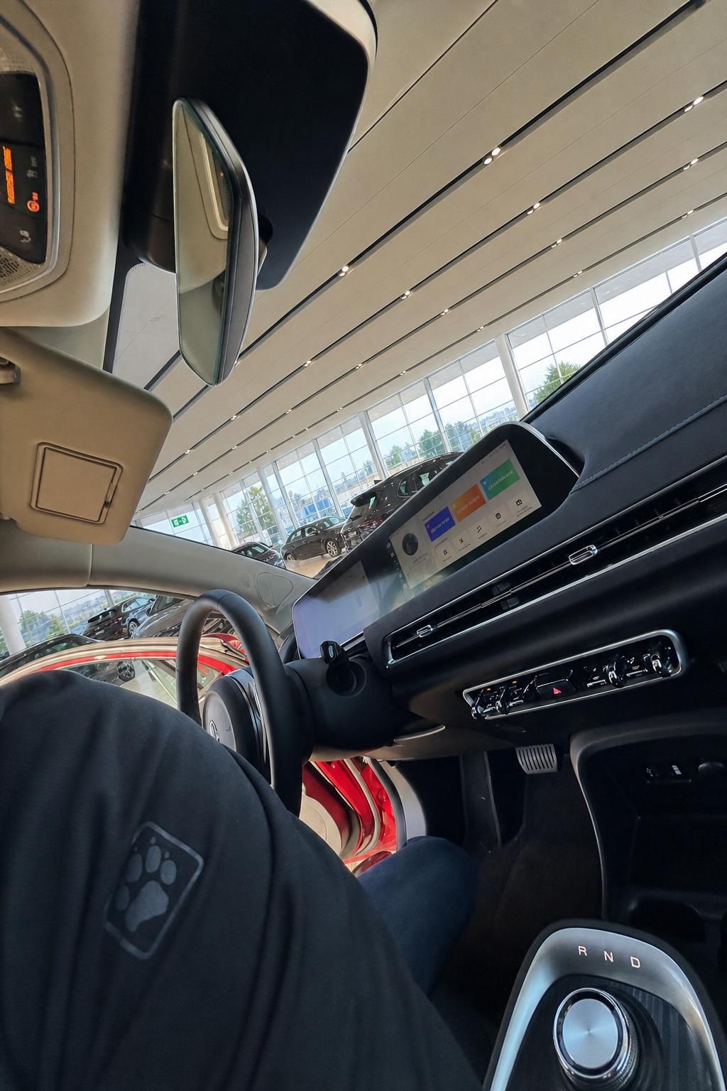 Fahrzeug Cockpit Innenansicht mit Lenkrad, Armaturenbrett und Infotainment-Display