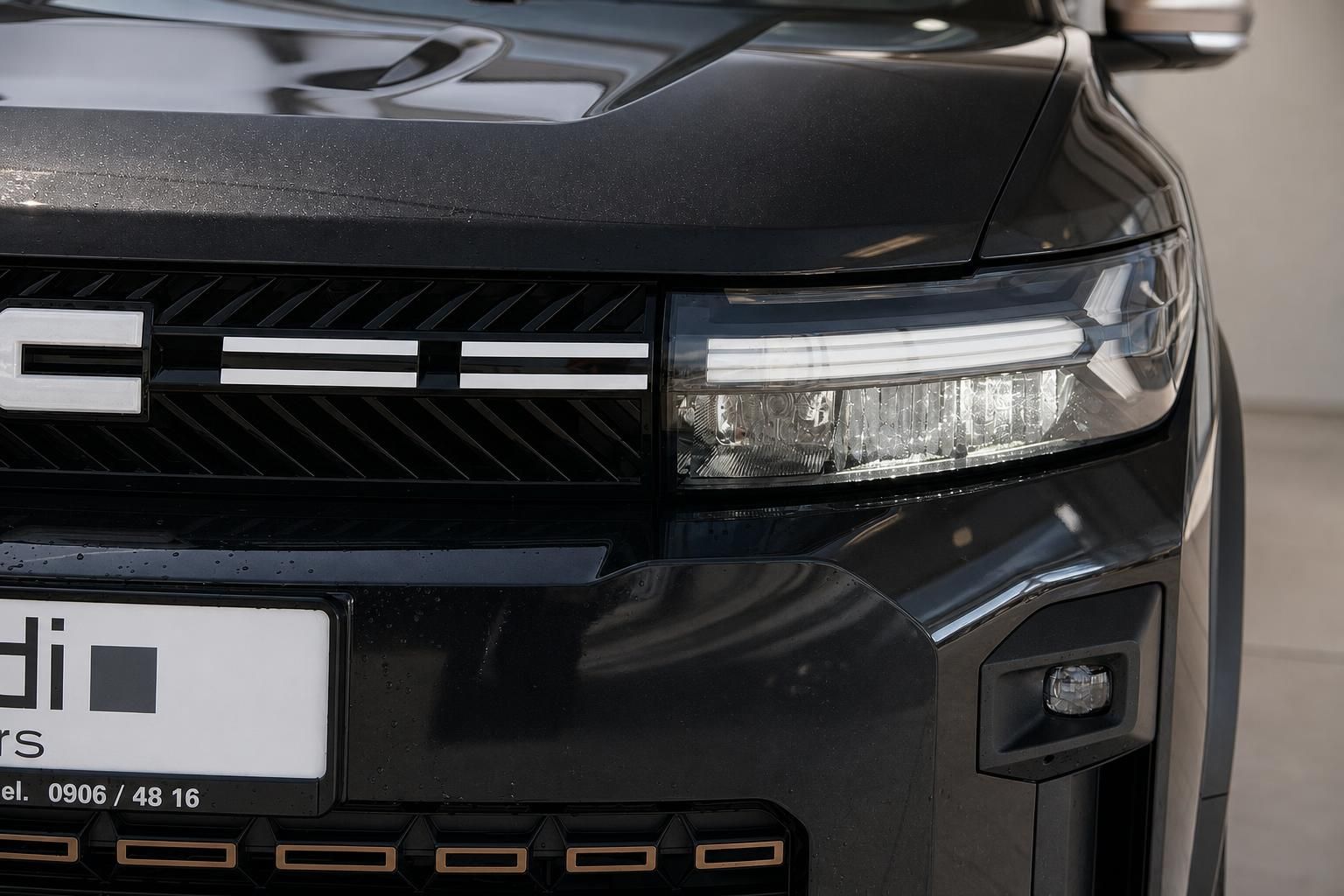 Dacia Frontscheinwerfer und Kühlergrill Detailansicht in Schwarz