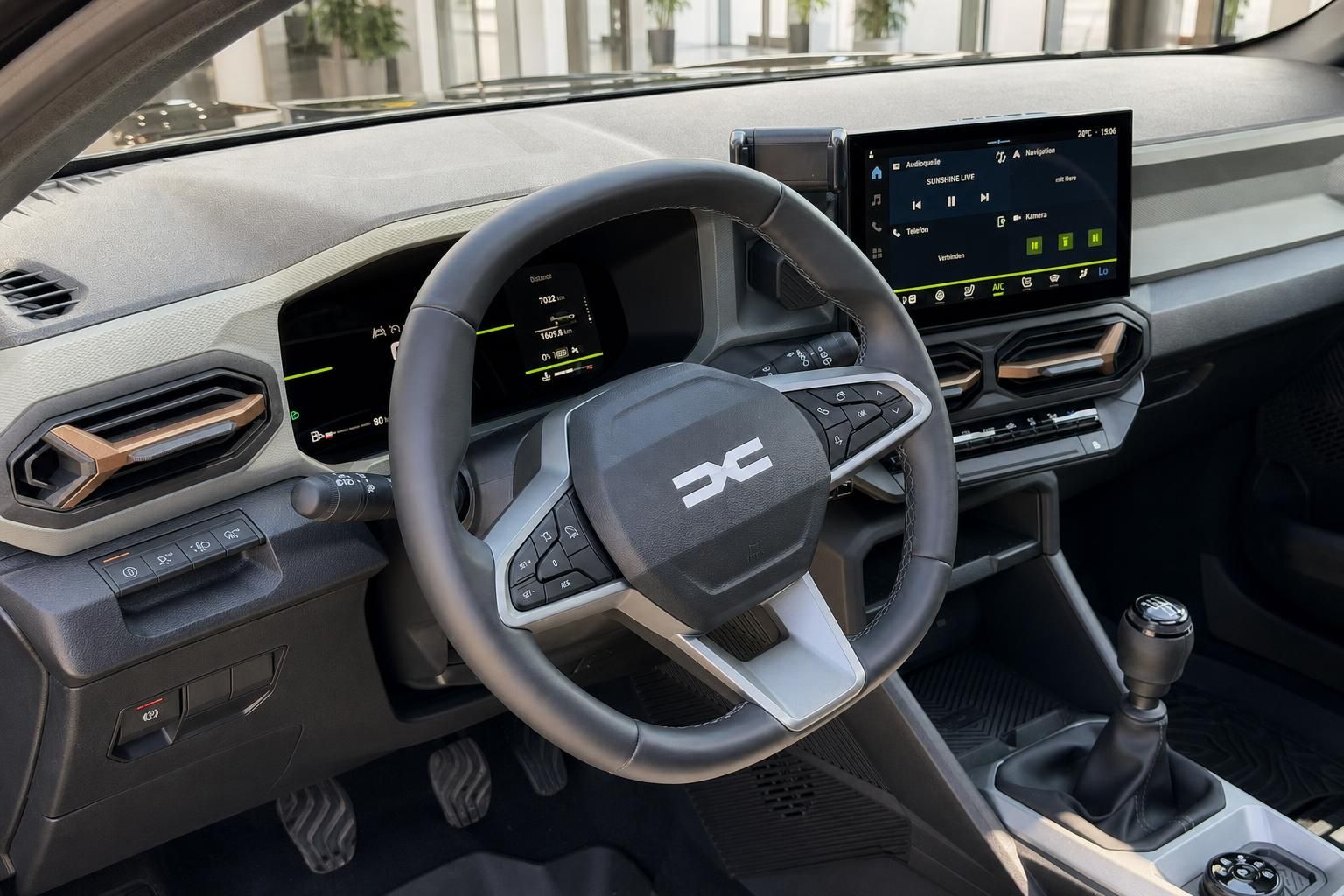 Dacia Cockpit mit Lenkrad, Digitaltacho und Touchscreen Infotainment