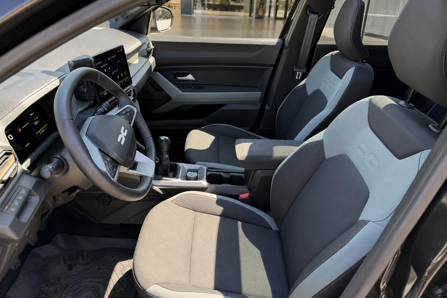 Dacia Innenraum Vordersitze und Armaturenbrett im Detail