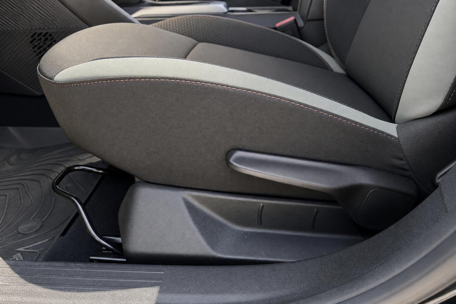 Dacia Vordersitz Detailansicht mit Armlehne und Stoffbezug