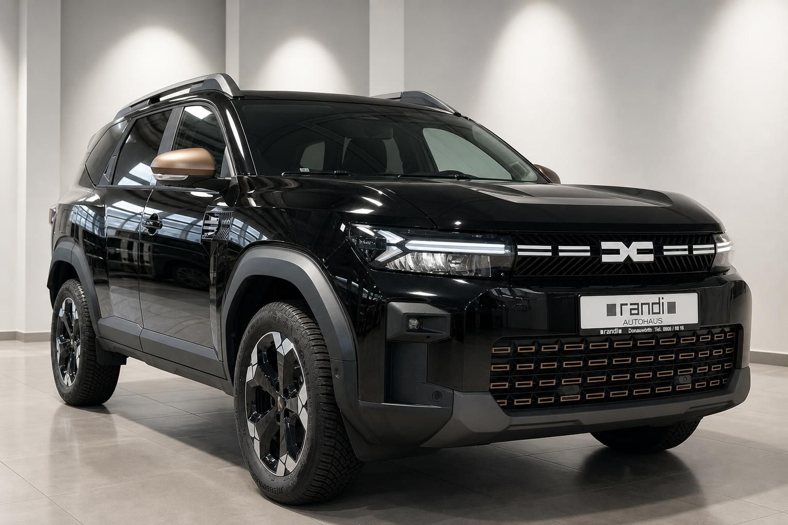 Dacia Bigster schwarz SUV Frontansicht im Autohaus Showroom